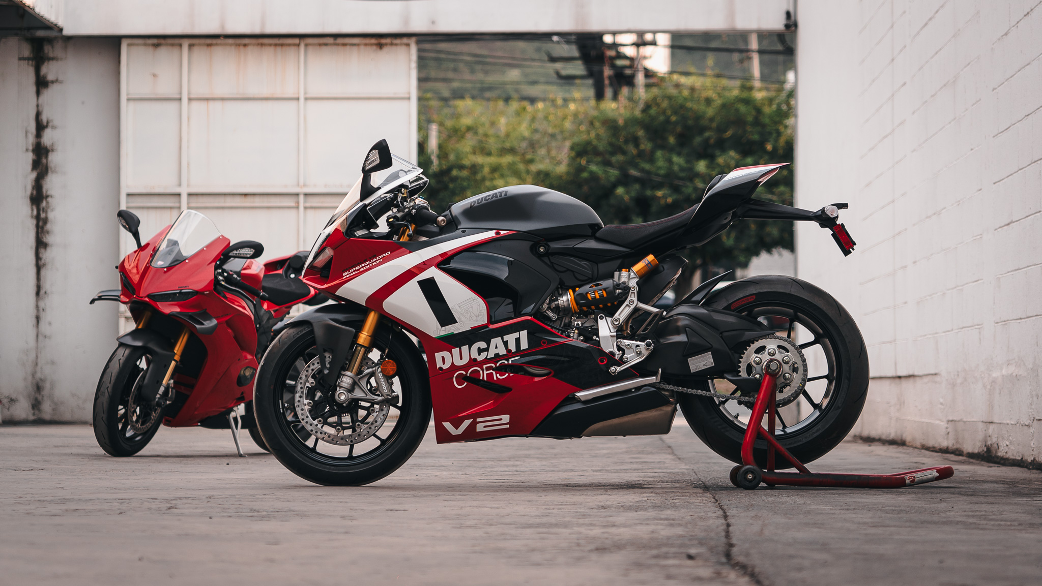 Ducati Panigale V4 x V2